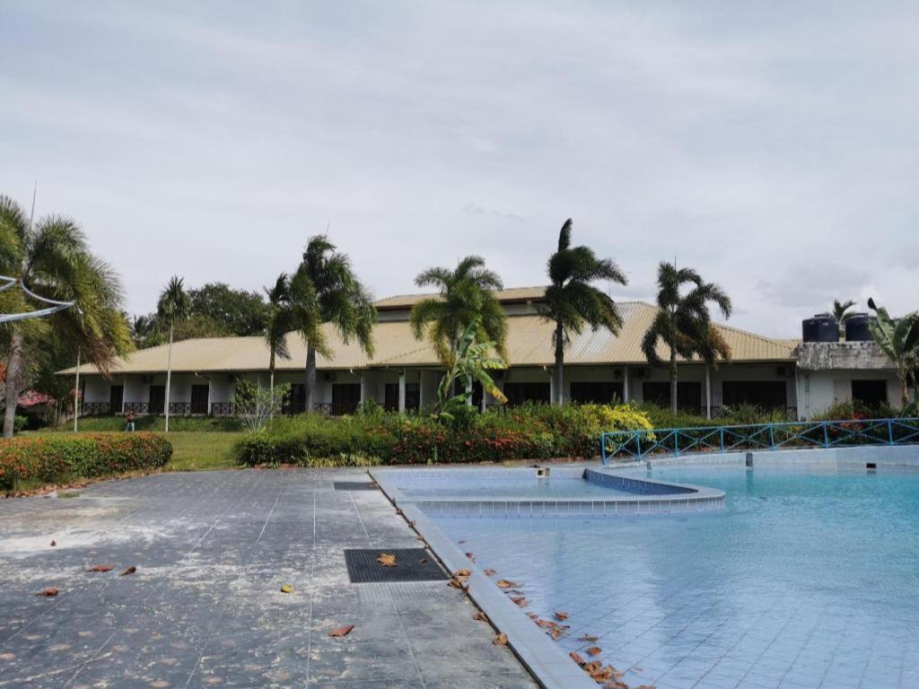 Oyo 89972 Borneo Paradise Beach Hotel كوتا كينابالو المظهر الخارجي الصورة