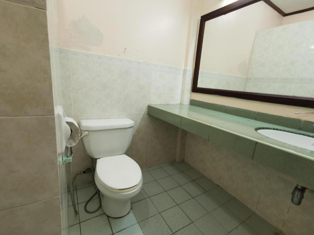 Oyo 89972 Borneo Paradise Beach Hotel كوتا كينابالو المظهر الخارجي الصورة