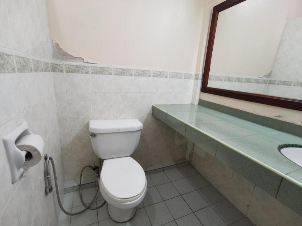 Oyo 89972 Borneo Paradise Beach Hotel كوتا كينابالو المظهر الخارجي الصورة