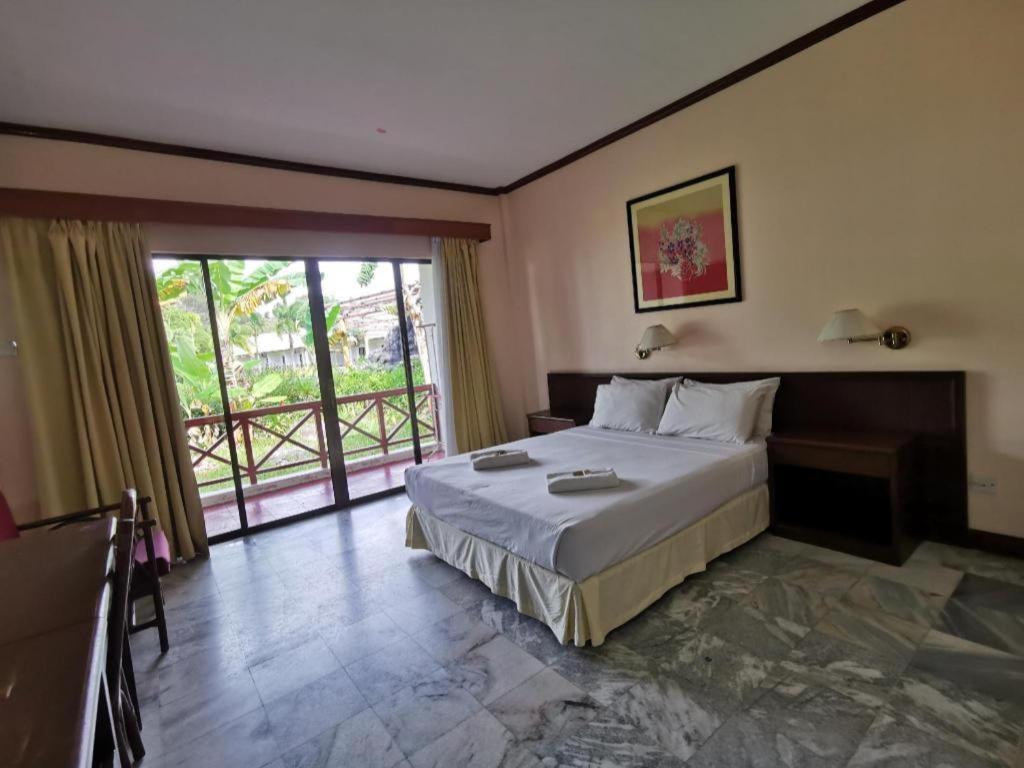 Oyo 89972 Borneo Paradise Beach Hotel كوتا كينابالو المظهر الخارجي الصورة