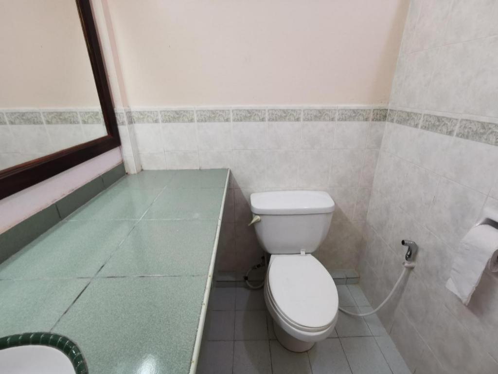 Oyo 89972 Borneo Paradise Beach Hotel كوتا كينابالو المظهر الخارجي الصورة